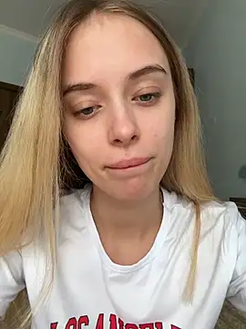 Snapshot of enjoy_my_beauty chatting on 07/16/26, 06:41 enjoy my beauty online show from 07/16/26, 06:41