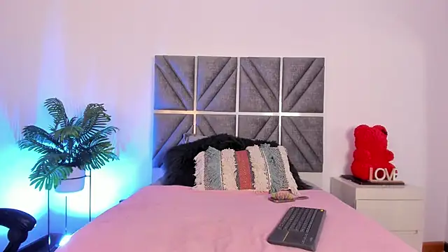 Laura Dicardy online show from 09/22/25, 07:27