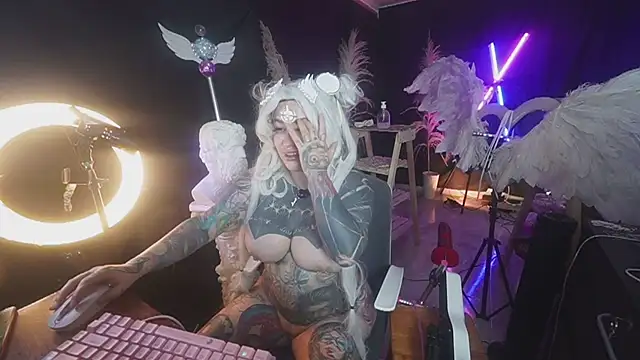 angelacianuro  online show from 10/17/25, 10:40