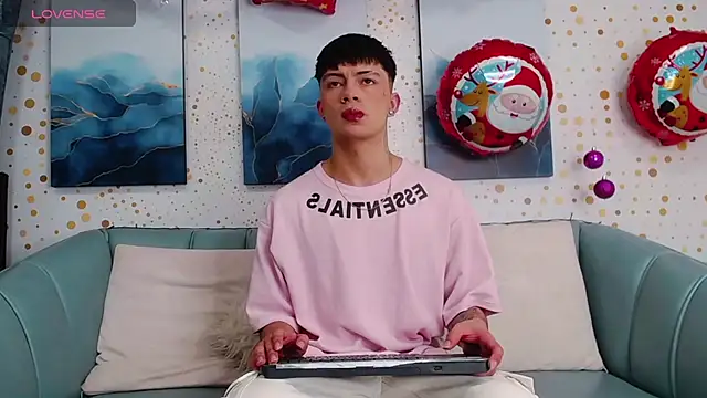 Snapshot of Steev_Novoa chatting on 12/28/24, 05:12 Steev Novoa online show from 12/28/24, 05:12