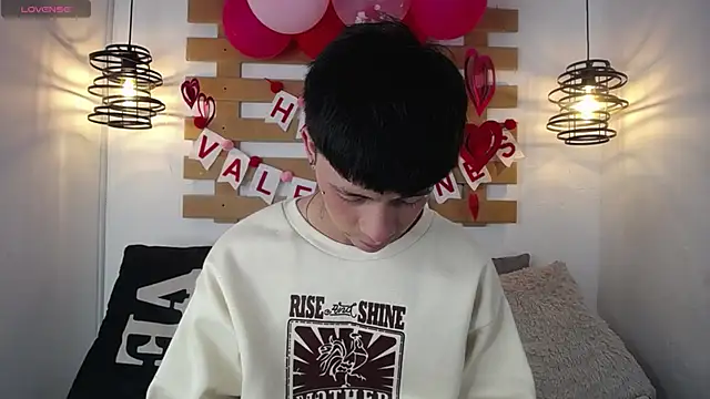 Snapshot of Steev_Novoa chatting on 02/18/25, 04:04 Steev Novoa online show from 02/18/25, 04:04