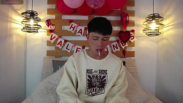 Snapshot of Steev_Novoa chatting on 02/19/25, 04:23 Steev Novoa online show from 02/19/25, 04:23