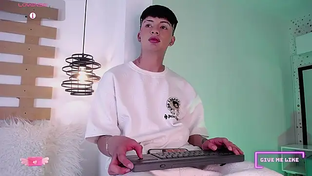 Snapshot of Steev_Novoa chatting on 03/11/25, 05:16 Steev Novoa online show from 03/11/25, 05:16