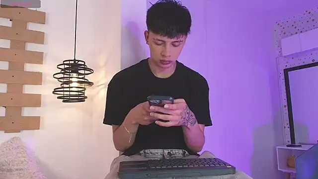 Snapshot of Steev_Novoa chatting on 03/19/25, 04:25 Steev Novoa online show from 03/19/25, 04:25