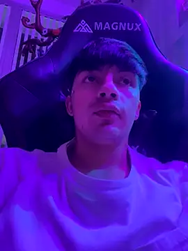 Snapshot of Steev_Novoa chatting on 10/31/25, 11:17 Steev Novoa online show from 10/31/25, 11:17