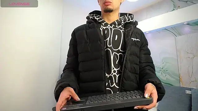 Snapshot of Steev_Novoa chatting on 04/09/26, 02:44 Steev Novoa online show from 04/09/26, 02:44