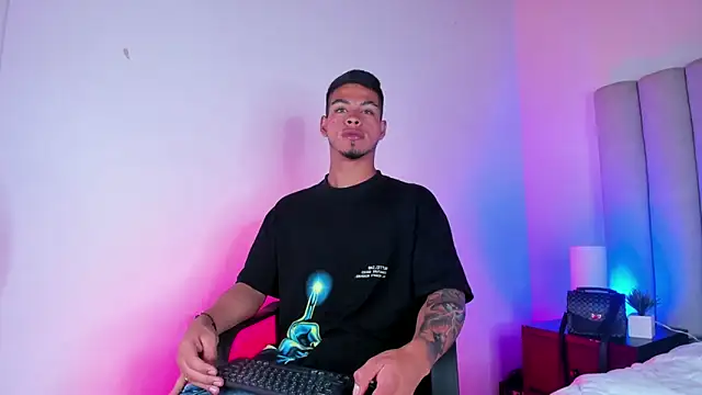 Snapshot of Ken-boy_ chatting on 02/01/25, 02:37 Ken-boy online show from 02/01/25, 02:37