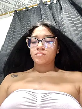 Snapshot of -VICKKY chatting on 02/20/25, 01:40 -VICKKY online show from 02/20/25, 01:40