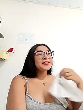 Snapshot of -VICKKY chatting on 09/13/25, 01:44 -VICKKY online show from 09/13/25, 01:44