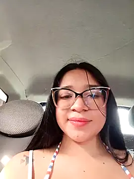 Snapshot of -VICKKY chatting on 10/03/25, 01:52 -VICKKY online show from 10/03/25, 01:52