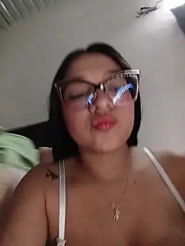 Snapshot of -VICKKY chatting on 10/30/25, 02:24 -VICKKY online show from 10/30/25, 02:24