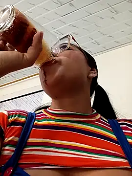 Snapshot of -VICKKY chatting on 10/31/25, 02:18 -VICKKY online show from 10/31/25, 02:18