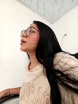 Snapshot of -VICKKY chatting on 11/06/25, 01:12 -VICKKY online show from 11/06/25, 01:12