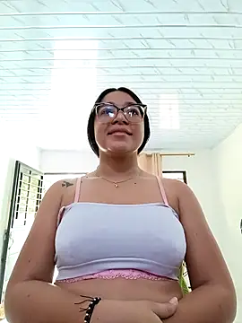 Snapshot of -VICKKY chatting on 11/21/25, 02:05 -VICKKY online show from 11/21/25, 02:05