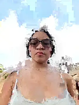 Snapshot of -VICKKY chatting on 11/22/25, 01:43 -VICKKY online show from 11/22/25, 01:43