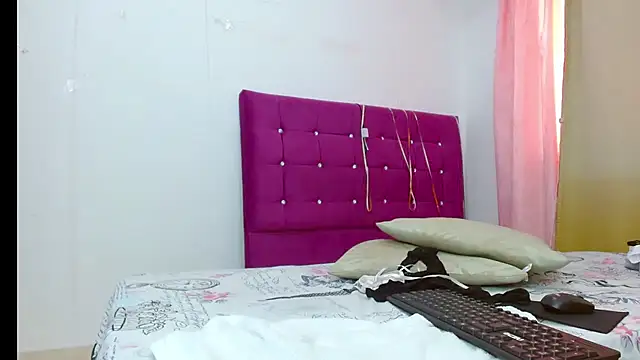 Snapshot of chantalsemenova1 chatting on 10/24/25, 01:51 chantalsemenova1 online show from 10/24/25, 01:51