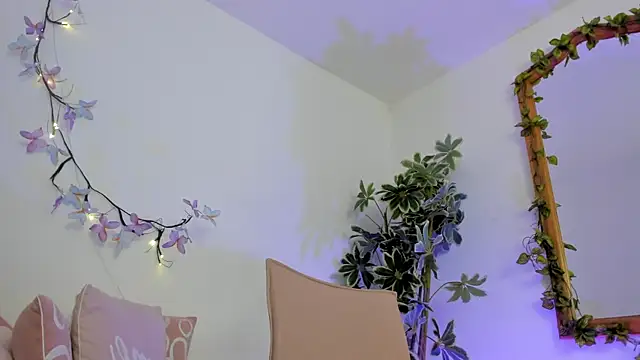 Snapshot of BonnieCute_ chatting on 10/01/25, 12:27 BonnieCute online show from 10/01/25, 12:27