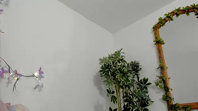 Snapshot of BonnieCute_ chatting on 10/12/25, 11:48 BonnieCute online show from 10/12/25, 11:48