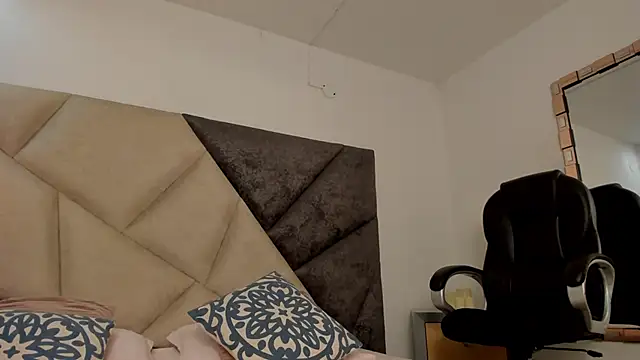 Snapshot of BonnieCute_ chatting on 11/26/25, 12:00 BonnieCute online show from 11/26/25, 12:00