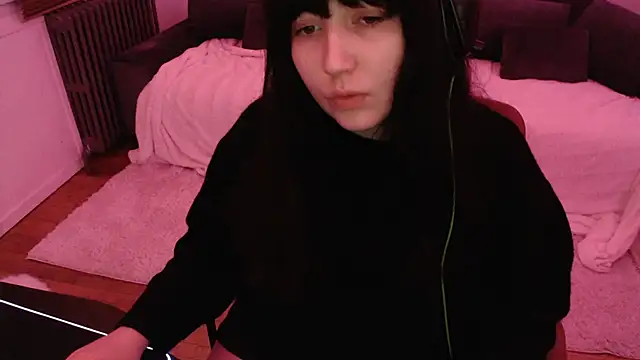 Lynylou online show from 12/25/24, 03:18