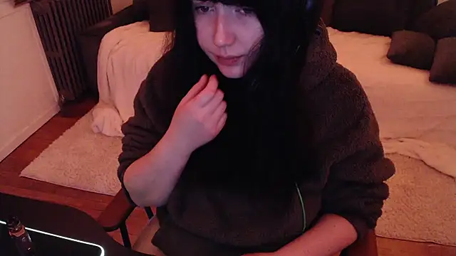 Lynylou online show from 12/25/24, 09:11