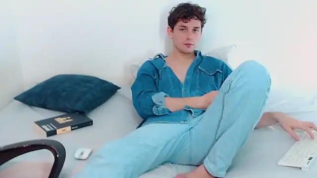 Snapshot of Elio555 chatting on 12/01/24, 09:37 Elio555 online show from 12/01/24, 09:37