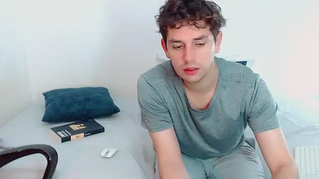 Snapshot of Elio555 chatting on 12/04/24, 01:42 Elio555 online show from 12/04/24, 01:42