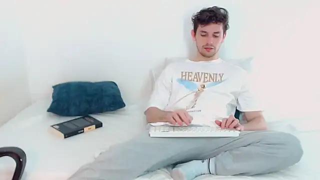 Snapshot of Elio555 chatting on 12/13/24, 11:28 Elio555 online show from 12/13/24, 11:28