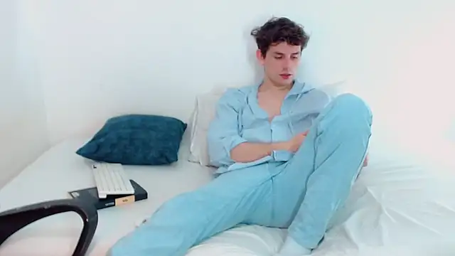 Snapshot of Elio555 chatting on 12/15/24, 01:13 Elio555 online show from 12/15/24, 01:13