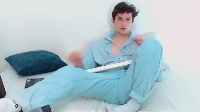 Snapshot of Elio555 chatting on 12/15/24, 11:09 Elio555 online show from 12/15/24, 11:09