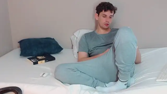 Snapshot of Elio555 chatting on 12/20/24, 05:57 Elio555 online show from 12/20/24, 05:57