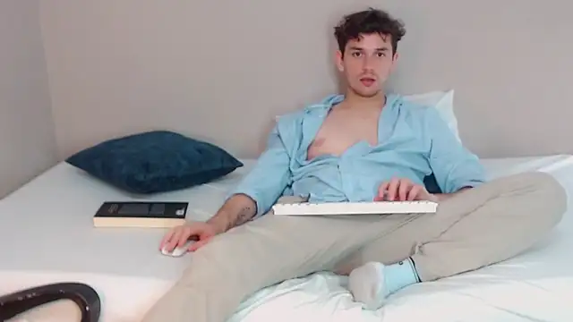 Snapshot of Elio555 chatting on 12/22/24, 09:42 Elio555 online show from 12/22/24, 09:42