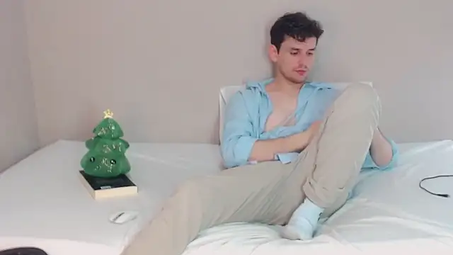 Snapshot of Elio555 chatting on 12/24/24, 08:16 Elio555 online show from 12/24/24, 08:16