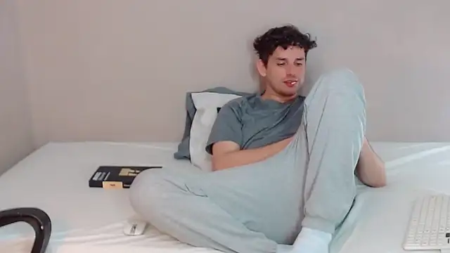 Snapshot of Elio555 chatting on 01/08/25, 02:57 Elio555 online show from 01/08/25, 02:57