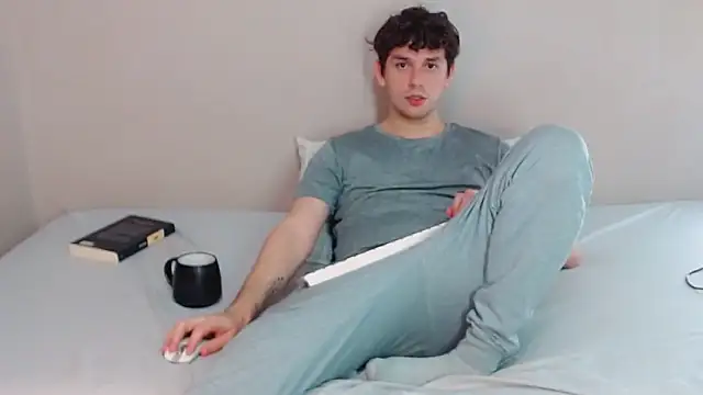 Snapshot of Elio555 chatting on 02/01/25, 01:12 Elio555 online show from 02/01/25, 01:12