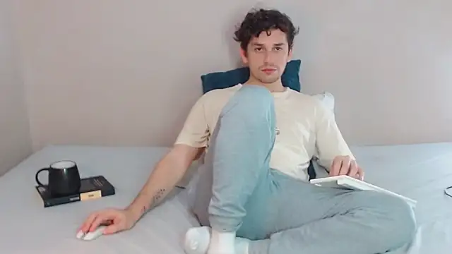 Snapshot of Elio555 chatting on 02/06/25, 10:10 Elio555 online show from 02/06/25, 10:10