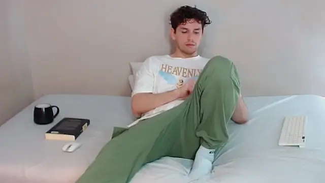 Snapshot of Elio555 chatting on 03/09/25, 04:05 Elio555 online show from 03/09/25, 04:05