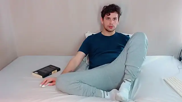 Snapshot of Elio555 chatting on 03/21/25, 01:01 Elio555 online show from 03/21/25, 01:01