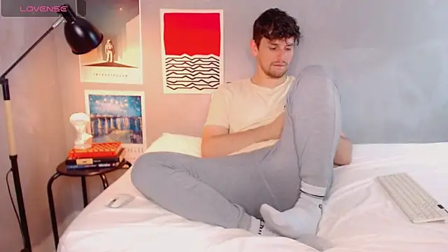 Snapshot of Elio555 chatting on 10/27/25, 08:24 Elio555 online show from 10/27/25, 08:24