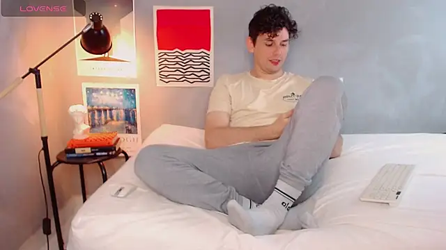 Snapshot of Elio555 chatting on 10/31/25, 01:23 Elio555 online show from 10/31/25, 01:23