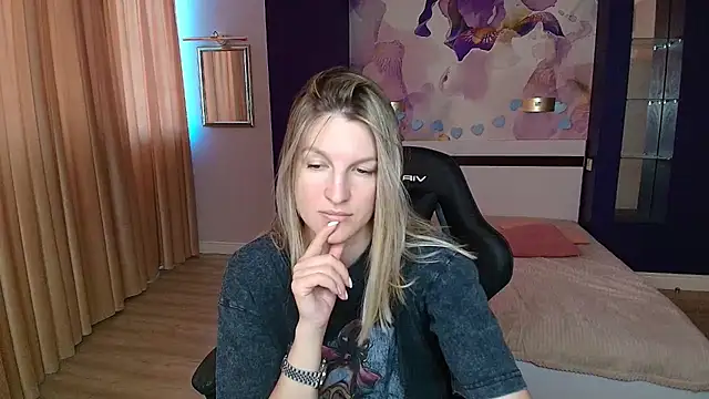 EmilyWalkeri online show from 07/12/26, 08:27