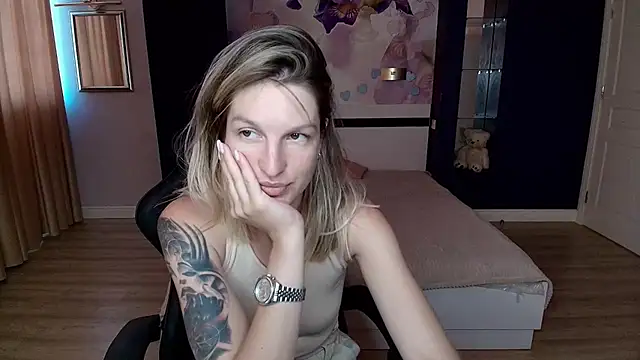 EmilyWalkeri online show from 08/03/26, 07:18