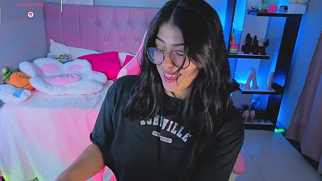 Snapshot of LoaLuxury chatting on 11/14/25, 09:13 LoaLuxury online show from 11/14/25, 09:13