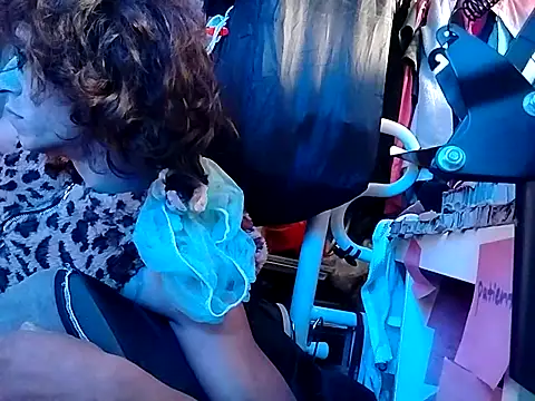 gurlnips online show from 09/08/25, 08:08