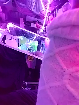 gurlnips online show from 04/10/26, 09:47