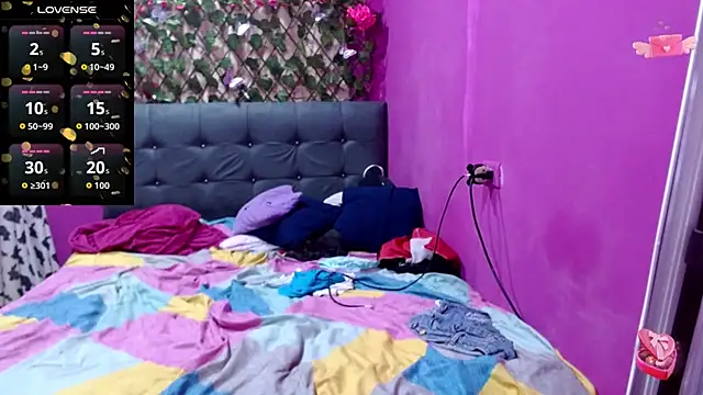 Snapshot of alexa-xxx- chatting on 11/14/25, 01:04 alexa-xxx- online show from 11/14/25, 01:04