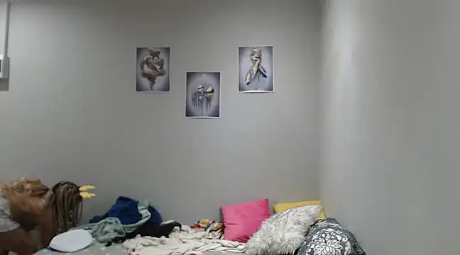 Snapshot of CREAMYCUPCAKExxx chatting on 12/04/24, 06:50 CREAMYCUPCAKExxx online show from 12/04/24, 06:50