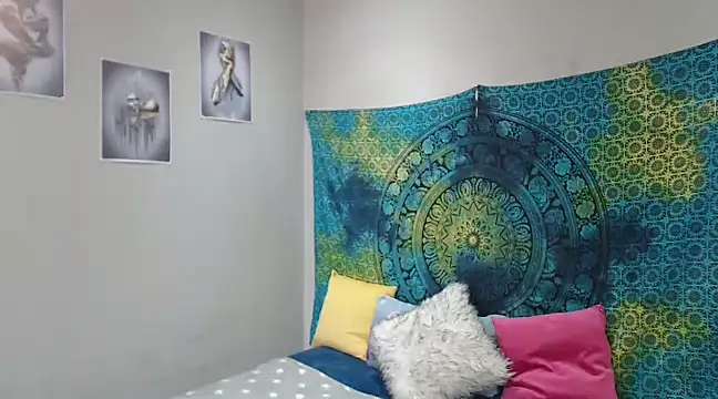 Snapshot of CREAMYCUPCAKExxx chatting on 12/29/24, 06:56 CREAMYCUPCAKExxx online show from 12/29/24, 06:56