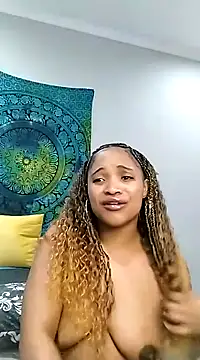 Snapshot of CREAMYCUPCAKExxx chatting on 01/26/25, 02:35 CREAMYCUPCAKExxx online show from 01/26/25, 02:35