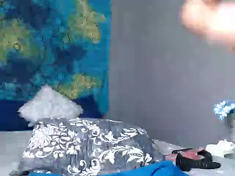 Snapshot of CREAMYCUPCAKExxx chatting on 11/08/25, 01:11 CREAMYCUPCAKExxx online show from 11/08/25, 01:11